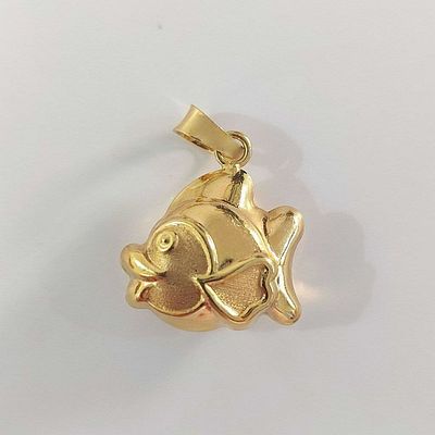תליון דג זהב צהוב 14 קראט חתום, עבודת יד תוצרת איטליה במשקל 3.12 גרם, אורך כולל 3 ס"מ, רוחב 2 