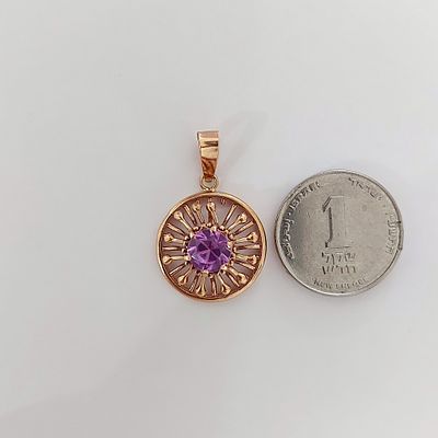 תליון זהב אדום 14 קראט חתום, משקל 2.78 גרם, קוטר 1.8 ס"מ, משובץ באבן אמטיסט בגודל 7 מ"מ, עבודה 