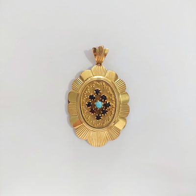 תליון זהב צהוב 18 קראט חתום, משקל 11.53 גרם, מידות 5 על 3.5 ס"מ, משובץ באבני גרנט ובמרכז טורקיז 