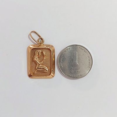 תליון זהב צהוב 14 קראט חתום 585, מזל בתולה, מידות התליון 2 על 1.5 ס"מ, משקל 1.72 גרם, מצב חדש.