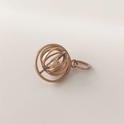 תליון זהב צהוב 14 קראט חתום, משקל 2.22 גרם, קוטר 1.5 ס"מ, פנינה במרכז, מצב שמור כחדש.