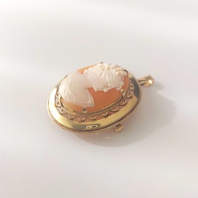 תליון זהב צהוב 14 קראט חתום, עבודת קמאו די גדולה 6 על 4 ס"מ אבן אלמוג / קורל, משקל 14.2, יש 