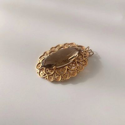 תליון זהב צהוב 14 קראט, עבודת פיליגרן ישנה משובצת באבן סמוקי קוורץ במידה 28.62 על 12.70 מ"מ. 