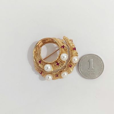 סיכת זהב 14 קראט חתומה, עבודה ישנה, משקל 8.82 גרם, משובצת בפניני אקויה גודל 5.18 מ"מ ושבעה אבני 