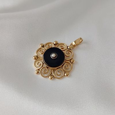 תליון זהב צהוב 14 קראט חתום, עבודת יד ישנה מוערכת לשנת 1930, משקל 8.42 גרם, משובצת באבן אוניקס 