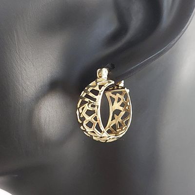 עגילי זהב צהוב 14 קראט חתומים, משקל 5.56 גרם, קוטר 2 ס"מ, עבודה צורנית, מצב חדש.