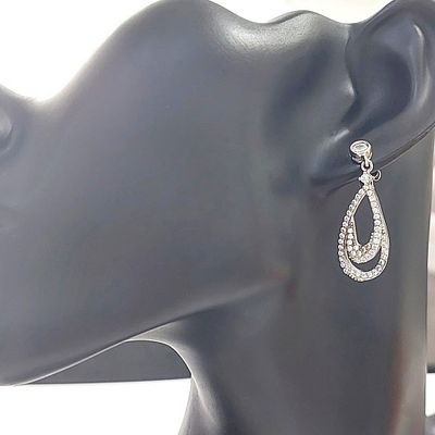 מסגירה של חנות, עגילי כסף 925 סגנון שנדליר מצופים ברודיום ומשובצים באבני קריסטל, משקל 4.80 גרם 