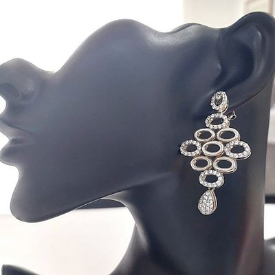 מסגירה של חנות, עגילי כסף 925 סגנון שנדליר מצופים ברודיום ומשובצים באבני קריסטל, משקל 18.73 גרם 