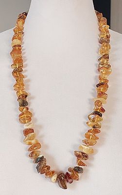 שרשרת אבני ענבר טבעי, משקל 66.40 גרם, אורך 67 ס"מ, תוצרת לטביה, מצב חדש לחלוטין.