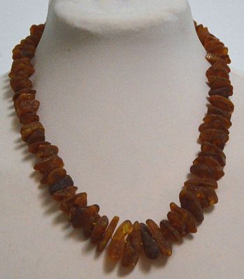 שרשרת ענבר גולמי טבעי מהים הבלטי, משקל 53.32 גרם, אורך 54 ס"מ, מאסיבית מלאה נוכחות, כחדשה.