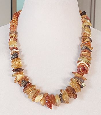 שרשרת אבני ענבר טבעי, משקל 53.42 גרם, אורך 58 ס"מ, תוצרת לטביה, מצב חדש לחלוטין.