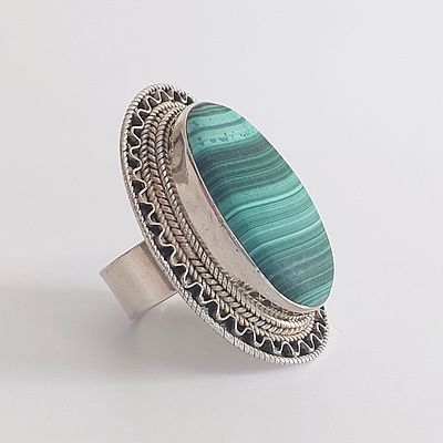 טבעת כסף 925 חתומה, מידה 8, טבעת קוקטייל גדולה 4 על 3 ס"מ, אבן מלכית ירוקה אובלית בשיבוץ באזל 