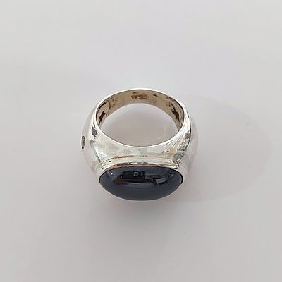 טבעת כסף 925 חתומה, עבודה ישנה במצב חדש, משקל 10.15 גרם מידה 7, משובצת באבן בגודל 1.5 על 1 ס"מ.