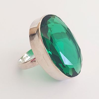 טבעת כסף 925 חתום, משקל 12.87 גרם, משובצת באבן ירוקה בגודל 3 על 2 ס"מ, מידה 9, טבעת גדולה 