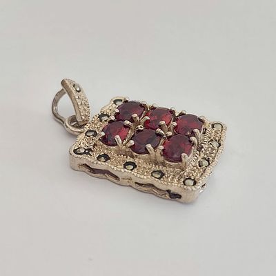 תליון כסף 925 חתום, לוח 3 על 2 ס"מ משובץ 6 אבני גרנט, עיטור מרקיזות, משקל 10 גרם, עבודה ישנה 