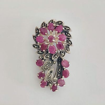 תליון כסף 925 חתום, משקל 15.27 גרם. מידה 4.5 על 3.5 ס"מ, משובץ באבני רובי, מרקיזות, מצב חדש.