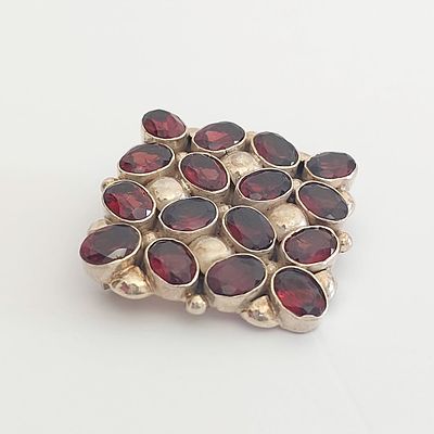 תליון כסף 925 חתום, לוח אבנים 3 על 3 ס"מ, 16 אבני גרנט, משקל תליון 15 גרם, עבודה ישנה שמורה כחדשה.