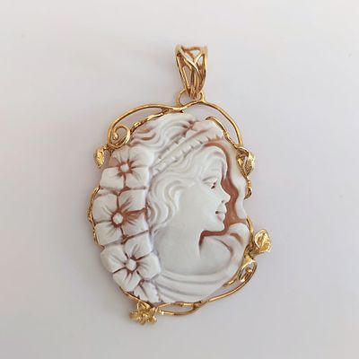 תליון עבודת צדף דגם קמאו כסף 925 חתום מצופה זהב, עבודה איטלקית מעוטרת, תליון גדול ומרשים, גודל 