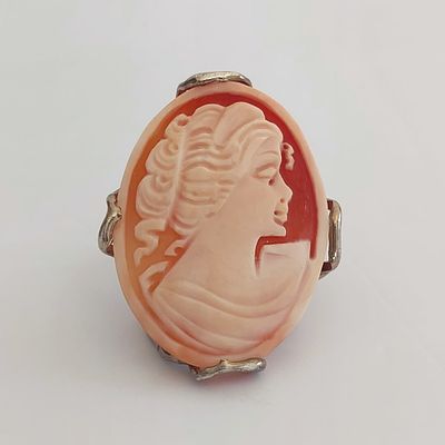 טבעת כסף 925 חתומה, משקל 12.31 גרם, עבודה איטלקית משובצת בעבודת צדף דגם קמאו, מצב חדש.