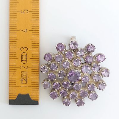 תליון כסף 925 חתום, משקל 17.45 גרם, משובץ ב-34 אבני אמטיסט בגודל חצי ס"מ ואבן מרכזית של 7 מ"מ 