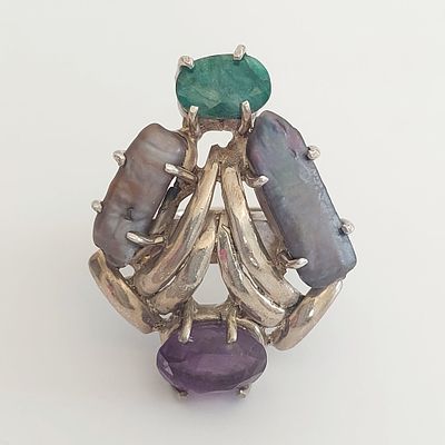 טבעת כסף 925 חתומה, משקל 27.26 גרם, מידה 6, טבעת גדולה משובצת באבן אמטיסט, שתי פניני ברוק, ואבן 