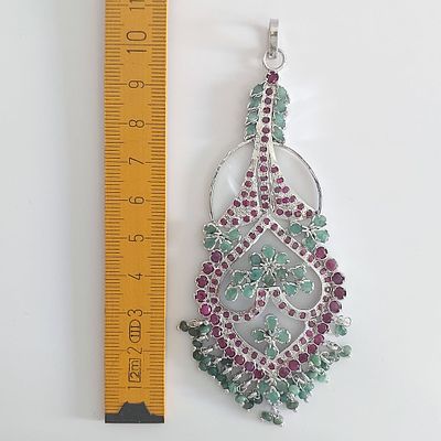 תליון כסף 925 חתום, משקל 23.87 גרם, משובץ באבני חן ירוקות ואדומות, תליון ענק ומרשים בגודל 11 על 