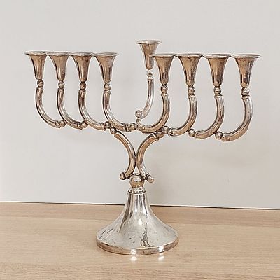 חנוכיית כסף של הצורפים חתומה הצורפים 925 כוכב 1585 F1, משקל 450,3 גרם, רוחב 30 ס"מ, גובה 25 ס"מ, 