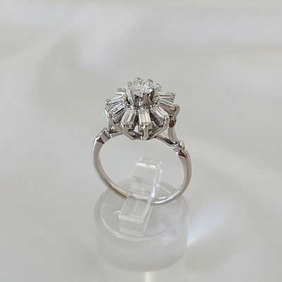 טבעת זהב לבן 14 קראט חתומה, משובצת יהלומים טבעיים במשקל כולל של 1.15 קראט לפי תעודה גמולוגית 