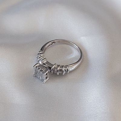 טבעת יהלומים זהב לבן 14 קראט חתומה, 0.48 קראט יהלומים בראש הטבעת ועוד 0.48 קראט יהלומים בכתפיים 