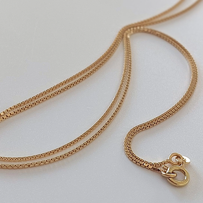 שרשרת בוקסה זהב צהוב 18 קראט 750, משקל 5.4 גרם. אורך 70 ס"מ, רוחב 1 מ"מ, עבודה ישנה כחדשה.