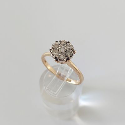 טבעת זהב צהוב 14 קראט חתום, וינטג', אמצע המאה שעברה, צביר יהלומים על זהב לבן, מראה פרחוני, 7 