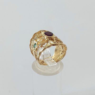 טבעת זהב צהוב 14 קראט חתומה, טבעת מגני דוד עם אבני חן מעוצבת. אבן רובי 4.7 על 6.9 מ"מ, שתי אבני 