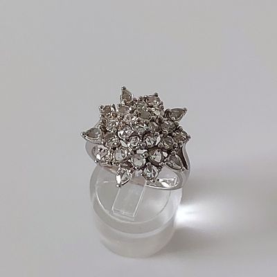 טבעת זהב לבן 14 קראט חתומה, 27 יהלומים בסידור פרח סה"כ 2.15 קראט יהלומים לפי תעודה גמולוגית 