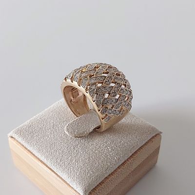 טבעת זהב גוון צהוב 14 קראט חתום, טבעת כיפה מרושתת ומשובצת עשרות יהלומים, רחבה 2 ס"מ, מידה 6.75 