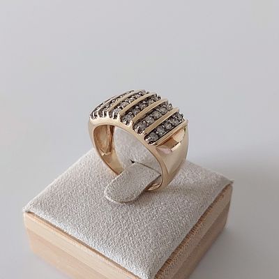 טבעת זהב גוון צהוב 14 קראט חתום, טבעת שורות יהלומים מופרדות, סה"כ 30 יהלומים בערך 0.90 קראט 