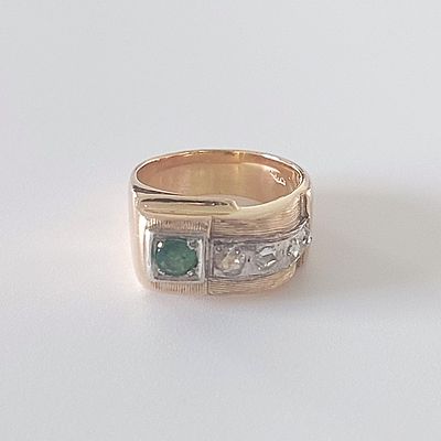 טבעת זהב 14 קראט גוון אדום, א-סימטרית / אבזם, וינטג', אמצע המאה שעברה, אבן אמרלד 3.44 מ"מ ועוד 