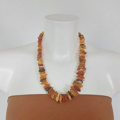 מחרוזת אבנים מתרחבת 0.5 עד 3 ס"מ לערך אבני ענבר בלטי טבעיות, אורך שרשרת 57 ס"מ, משקל 53.42 גרם.