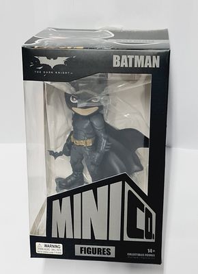 פסל איכותי במיוחד תוצרת איירון סטודיו סדרת מיניקו דגם באטמן