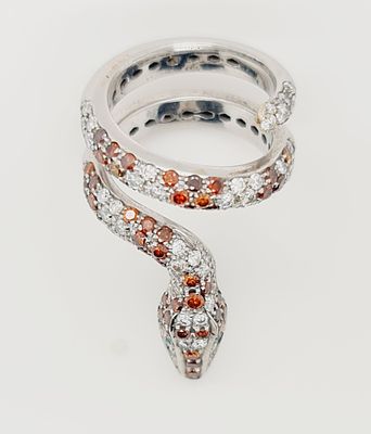 טבעת זהב לבן 18k מעוצבת ומשובצת יהלומים טבעיים במשקל כולל של 3.01ct
מצורפת תעודה עם נתונים מפורטים