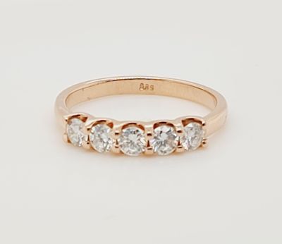 טבעת זהב ורוד משובצת יהלומים טבעיים במשקל כולל של 0.80ct ניקיון vs גוון F. מידה 8.5