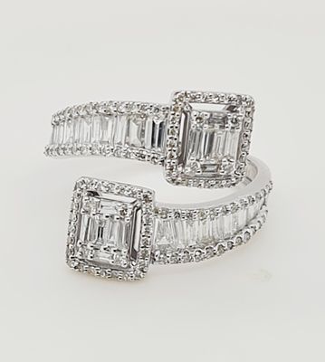 טבעת זהב לבן 14k מעוצבת ומשובצת יהלומים טבעיים במשקל כולל של 0.96ct ראה פירוט בתעודה
. מידה 6