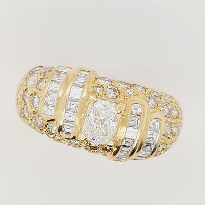 טבעת זהב 18k מעוצבת, משובצת יהלומים טבעיים במשקל כולל של 3.53ct , ראה פירוט בתעודה . מידה 8