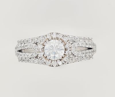 טבעת זהב לבן 14k משובצת יהלום טבעי מרכזי במשקל של 0.50ct ניקיון vs גוון F ומעוטרת יהלומים 