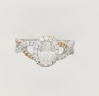 טבעת זהב לבן 14k משובצת יהלום טבעי במשקל של 1.04ct ניקיון vs1 גוון G ומעוטרת יהלומים נוספים 