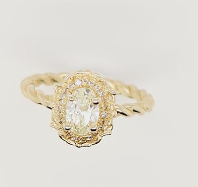 טבעת זהב 14k מעוצבת ומשובצת יהלום טבעי במשקל של 0.60ct ניקיון vs2 גוון k ומעוטרת יהלומים נוספים 