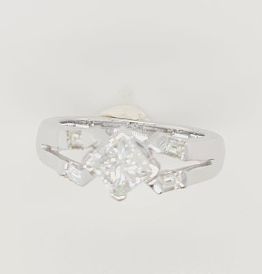 טבעת זהב לבן 18k עבודת יד אמן משובצת יהלום טבעי מרכזי במשקל של 1.02ct ניקיון i1 גוון E ומעוטרת 