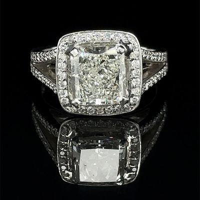 טבעת זהב לבן 18k משובצת יהלום טבעי מרכזי במשקל של 2.56ct ניקיון vvs1 גוון K ומעוטרת יהלומים 