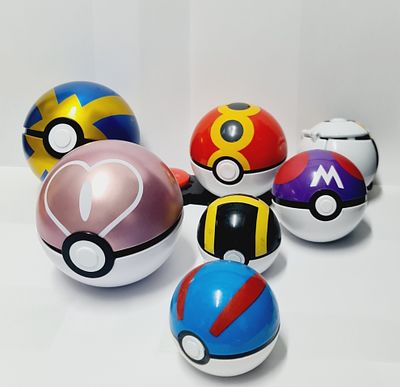 לוט כדורי פוקימון בגדלים שונים. גם פלסטיק וגם מתכת