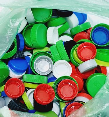 לוט ענק של פקקים מתקופות שונות של משחקי ההגרלה של קוקה קולה וספרינג