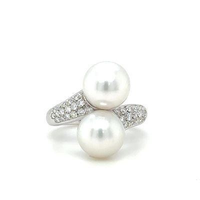 טבעת זהב לבן 18k עבודת יד אמן משובצת יהלומים טבעיים במשקל כולל של 0.46ct עם 2 פנינים South see . 